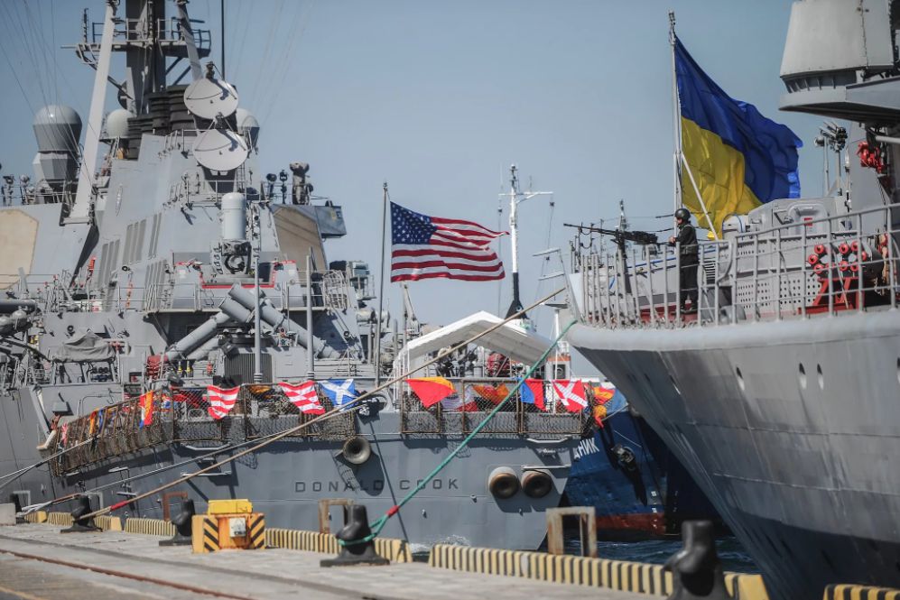 В Черное море стягивают войска РФ, США и Украина