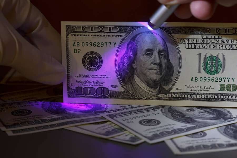 Россию захлестнул поток фальшивых долларов