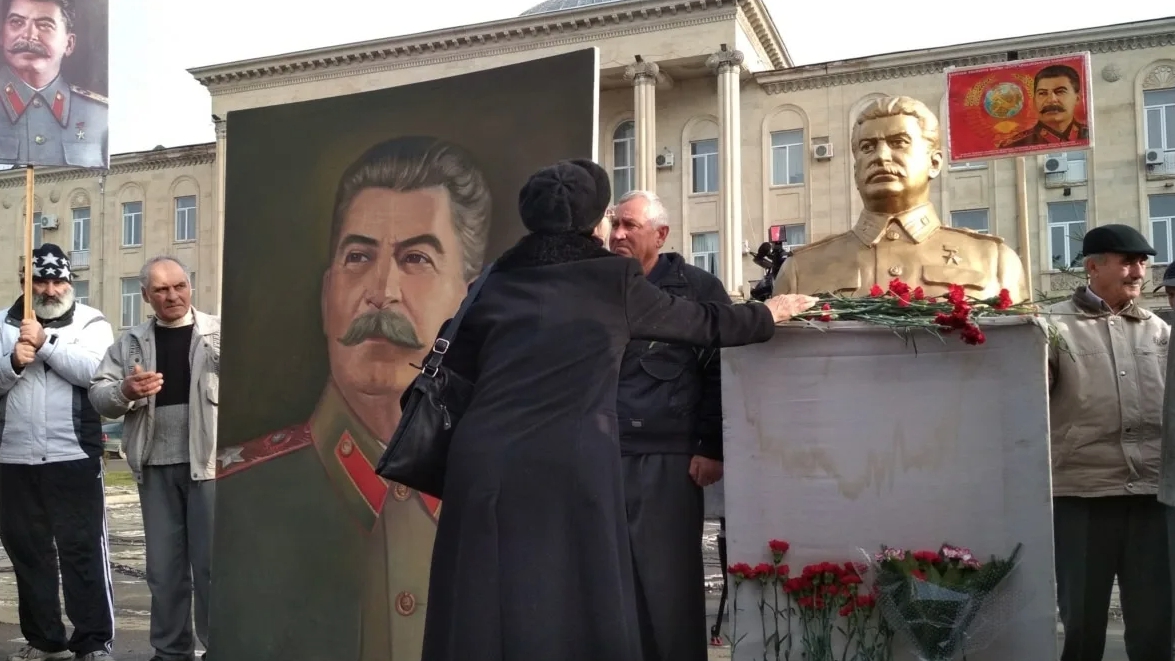 В Грузии требуют памятник Сталину и возобновление отношений с РФ