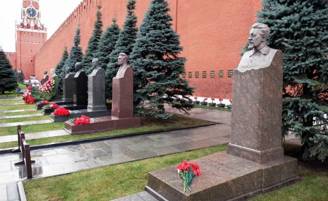 Украинский след у Кремлевской стены. Гражданская война за память продолжается