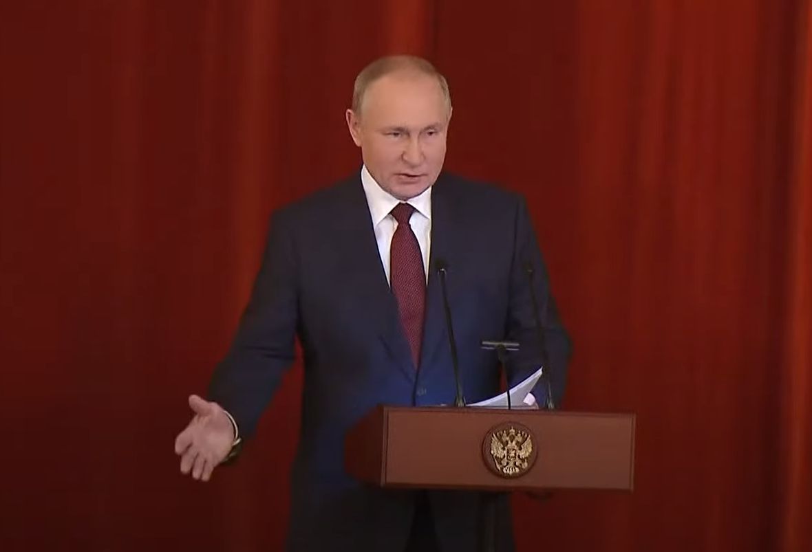 Путин призвал сохранять напряжение на Западе