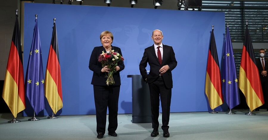 Меркель передала полномочия Шольцу