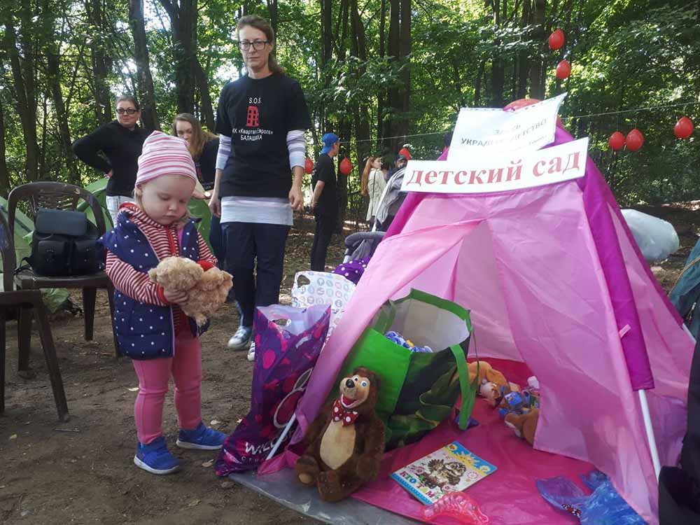 У стен московского недостроя обманутые дольщики с августа живут в палаточном лагере