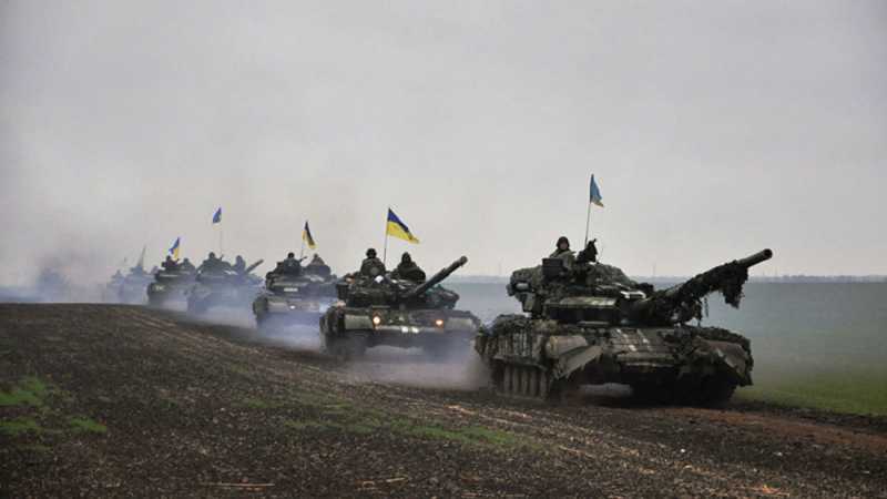 К Донбассу подтягиваются военные