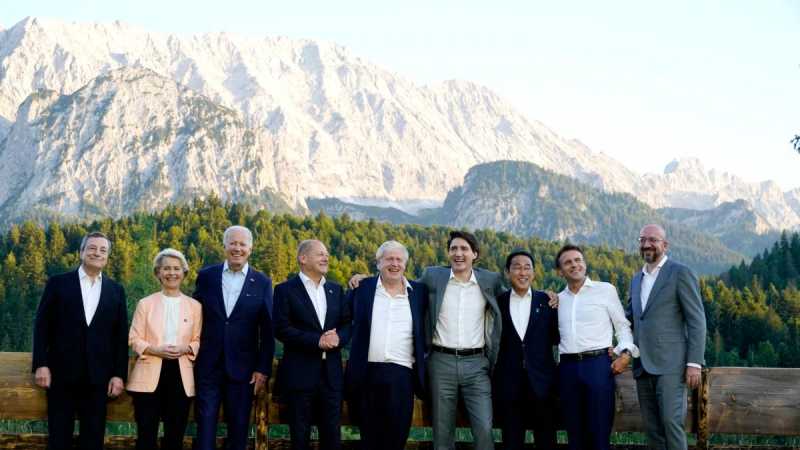 Путин и девять из G7  на конях в стиле полу-ню